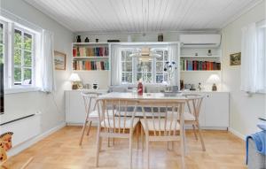 NeksøにあるMosehyttenのキッチン(テーブル、椅子、本棚付)