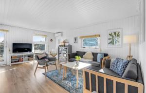 salon z kanapą i stołem w obiekcie Stunning Home In Fan With House A Panoramic View w mieście Fanø