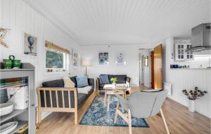 sala de estar con sofá y mesa en Stunning Home In Fan With House A Panoramic View, en Fanø