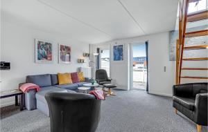 sala de estar con sofá azul y sillas en Rim Rm en Sønderby