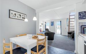 comedor y sala de estar con mesa blanca y sillas en Rim Rm en Sønderby