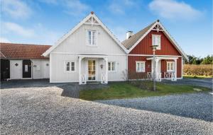 een rood-wit huis met een grindoprit bij Blvandslyst in Blåvand