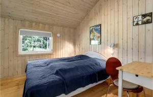Vester Sømarkenにある4 Bedroom Amazing Home In Nexのベッドルーム1室(ベッド1台、デスク、窓付)