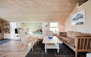 Skødshoved StrandにあるBeautiful Home In Knebel With 3 Bedrooms, Sauna And Wifiのリビングルーム(ソファ、テーブル付)