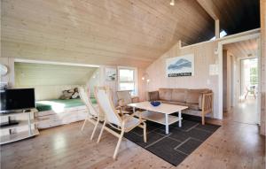 Skødshoved StrandにあるBeautiful Home In Knebel With 3 Bedrooms, Sauna And Wifiのリビングルーム(ソファ、テーブル、ベッド付)