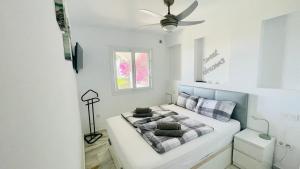Posteľ alebo postele v izbe v ubytovaní Modern garden apartment with a fantastic sea view and a private garden