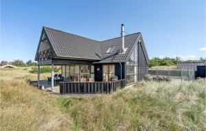 SaltumにあるAmazing Home In Saltum With Wifi And 4 Bedroomsの海辺の上に座る家