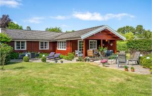 een rood huis met een patio en een tuin bij Stunning Home In Nykbing Sj With Wifi in Klint