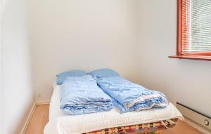 Liselejeにある2 Bedroom Lovely Home In Liselejeのベッド(青いシーツ付)