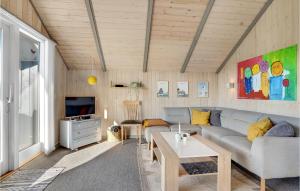 een woonkamer met een bank en een tv bij Amazing Home In Hejls With Wifi in Hejls