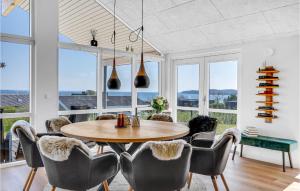 comedor con mesa, sillas y ventanas en Beautiful Home In Hejls With Wifi, en Hejls
