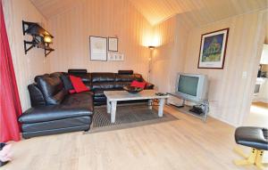 トランにあるAmazing Home In Lgstr With 3 Bedrooms, Sauna And Wifiのリビングルーム(革張りのソファ、テレビ付)