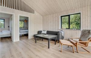 Neder Lysabild的住宿－Amazing Home In Sydals With Sauna，客厅配有沙发和桌子