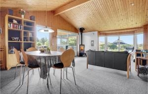 BjerregårdにあるNice Home In Hvide Sande With Wifiのダイニングルーム(テーブル、椅子付)