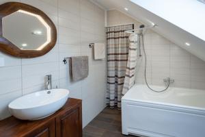 Fotografia z galérie ubytovania Hazelnut Pool House - Happy Rentals v destinácii Ludbreg