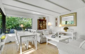 sala de estar con muebles blancos y mesa en Amazing Home In Jgerspris With 3 Bedrooms And Wifi, en Jægerspris