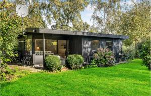 una casa negra con un patio en Beautiful Home In Jgerspris With Kitchen, en Jægerspris