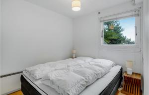 Ένα ή περισσότερα κρεβάτια σε δωμάτιο στο Lovely Home In Væggerløse With Kitchen