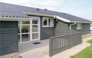 Egense的住宿－Amazing Home In Storvorde With Wifi，车道上带太阳能屋顶的灰色房屋