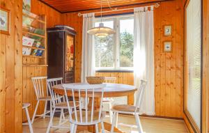 ein Esszimmer mit Tisch und Stühlen in der Unterkunft Awesome Home In Aakirkeby With Kitchen in Vester Sømarken
