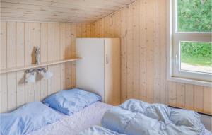 Ένα ή περισσότερα κρεβάτια σε δωμάτιο στο Amazing Home In Storvorde With Wifi