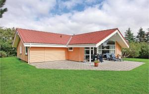 Casa pequeña con techo rojo y patio en 4 Bedroom Awesome Home In Sklskr, en Skælskør