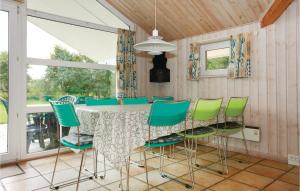 comedor con mesa y sillas verdes en 4 Bedroom Awesome Home In Sklskr, en Skælskør
