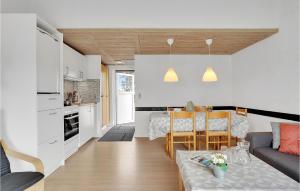 Η κουζίνα ή μικρή κουζίνα στο Nice Home In Humble With Wifi