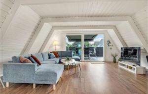 - un salon avec un canapé et une table dans l'établissement Nice Home In Fars With Wifi And 2 Bedrooms, à Farsø