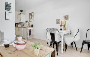 NeksøにあるGorgeous Apartment In Nex With Kitchenのリビングルーム(テーブル、椅子付)、キッチン