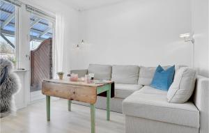sala de estar con sofá y mesa de centro en Gorgeous Apartment In Nex With Kitchen, en Neksø