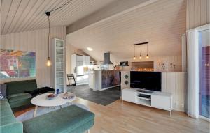 TV a/nebo společenská místnost v ubytování Amazing Home In Tarm With Kitchen