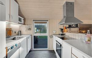 Kuchyň nebo kuchyňský kout v ubytování Amazing Home In Tarm With Kitchen