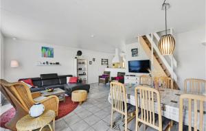 TV a/nebo společenská místnost v ubytování Two-Bedroom Apartment In Hvide Sande