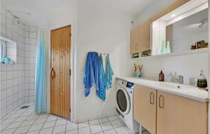 Kuchyň nebo kuchyňský kout v ubytování Two-Bedroom Apartment In Hvide Sande