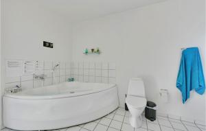 Koupelna v ubytování Two-Bedroom Apartment In Hvide Sande