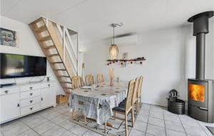 TV a/nebo společenská místnost v ubytování Two-Bedroom Apartment In Hvide Sande