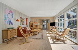 sala de estar con sillas y sofá en Awesome Home In Vggerlse With Kitchen, en Bøtø By