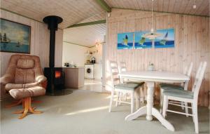 ハザスレウにあるLovely Home In Haderslev With Kitchenのリビングルーム(テーブル、椅子付)