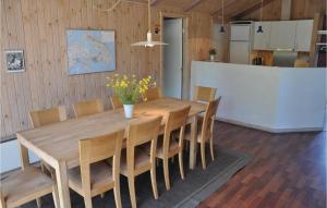 SkovbyにあるBeautiful Home In Sydals With 4 Bedrooms, Sauna And Wifiのダイニングルーム(木製テーブル、椅子付)