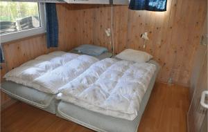 Skovbyにある4 Bedroom Cozy Home In Sydalsの木製の壁の客室の白いベッド1台