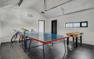 Stolní tenis v ubytování Gorgeous Home In Glesborg With Wifi nebo okolí