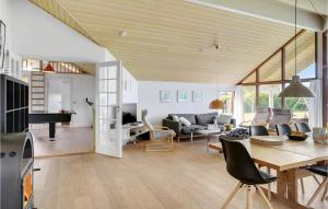 sala de estar con mesa, sillas y piano en 4 Bedroom Amazing Home In Otterup, en Otterup