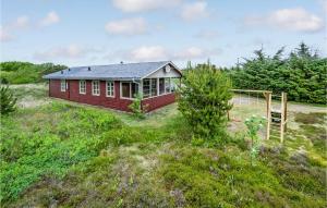 Bjerregårdにある3 Bedroom Pet Friendly Home In Hvide Sandeの畑の小さな赤い家