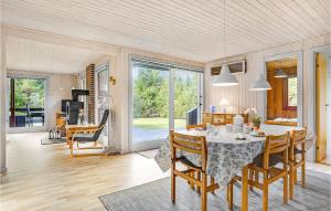 StokkebroにあるAwesome Home In Grenaa With Wifi And 3 Bedroomsのダイニングルーム、リビングルーム(テーブル、椅子付)