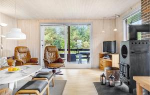 StokkebroにあるLovely Home In Grenaa With Kitchenのリビングルーム(テーブル、椅子、テレビ付)