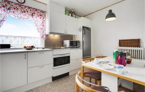 Kuchyň nebo kuchyňský kout v ubytování 3 Bedroom Pet Friendly Home In Nordborg