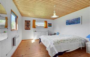 En eller flere senger på et rom på Cozy Home In Karrebksminde With Wifi