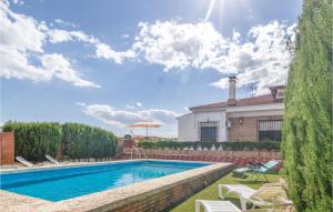 einen Pool im Hinterhof eines Hauses in der Unterkunft Stunning Home In Hornachuelos With Kitchen in Hornachuelos