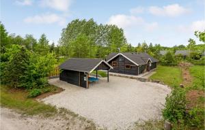 FjellerupにあるBeautiful Home In Glesborg With 3 Bedrooms, Sauna And Wifiの庭中遊び場付家